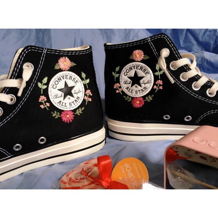 Renkli Çiçek Desenli Özel Nakışlı Siyah Sneaker Renkli Çiçek Desenli Özel Nakışlı Siyah Sneaker