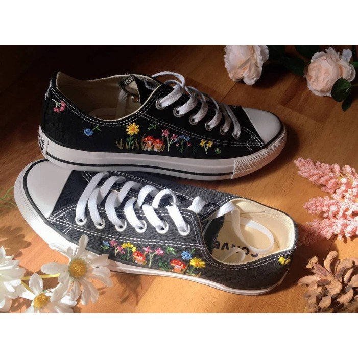 Renkli Çiçek Desenli Özel Nakışlı Siyah Sneaker Renkli Çiçek Desenli Özel Nakışlı Siyah Sneaker