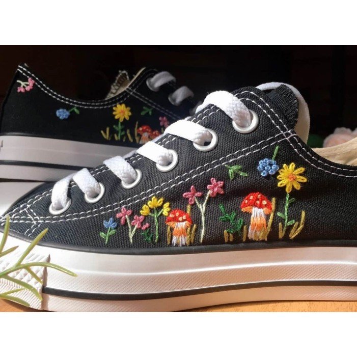 Renkli Çiçek Desenli Özel Nakışlı Siyah Sneaker