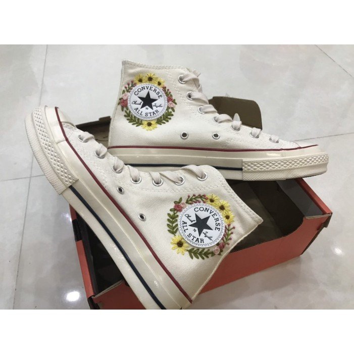 Renkli Çiçek Desenli Özel Nakışlı Beyaz Sneaker Renkli Çiçek Desenli Özel Nakışlı Beyaz Sneaker