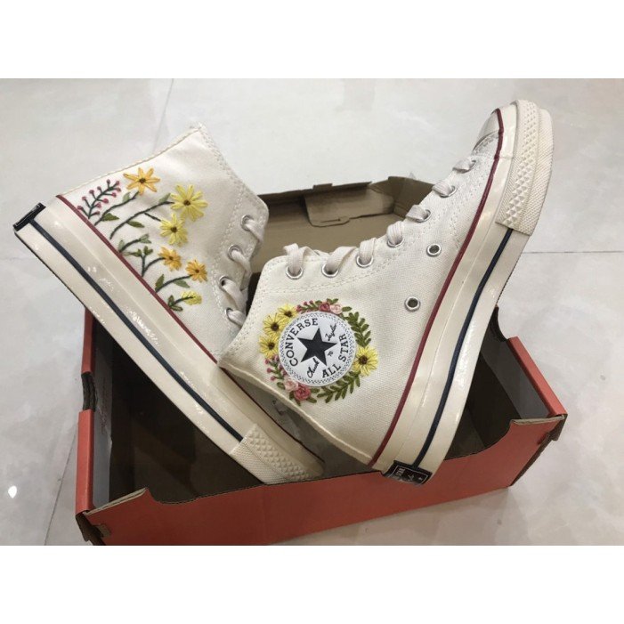 Renkli Çiçek Desenli Özel Nakışlı Beyaz Sneaker Renkli Çiçek Desenli Özel Nakışlı Beyaz Sneaker