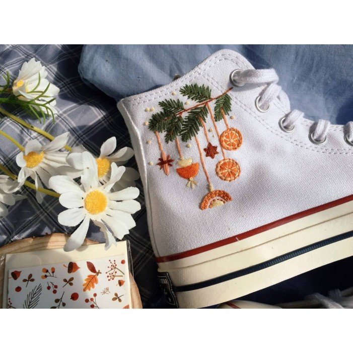 Renkli Çiçek Desenli Özel Nakışlı Beyaz Sneaker Renkli Çiçek Desenli Özel Nakışlı Beyaz Sneaker