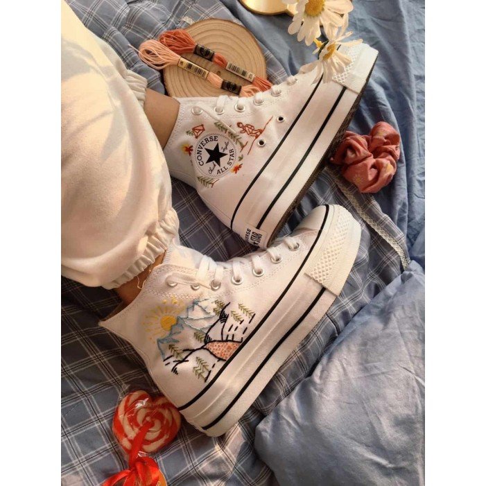 Renkli Çiçek Desenli Özel Nakışlı Beyaz Sneaker Renkli Çiçek Desenli Özel Nakışlı Beyaz Sneaker