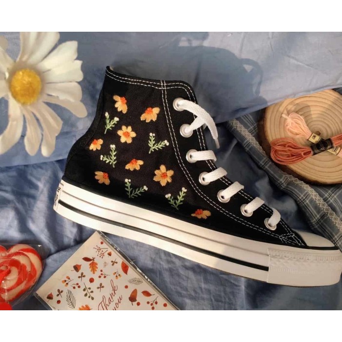Renkli Çiçek Desenli Özel Nakışlı Siyah Sneaker Renkli Çiçek Desenli Özel Nakışlı Siyah Sneaker