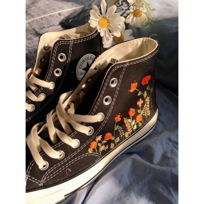 Renkli Çiçek Desenli Özel Nakışlı Siyah Sneaker Renkli Çiçek Desenli Özel Nakışlı Siyah Sneaker