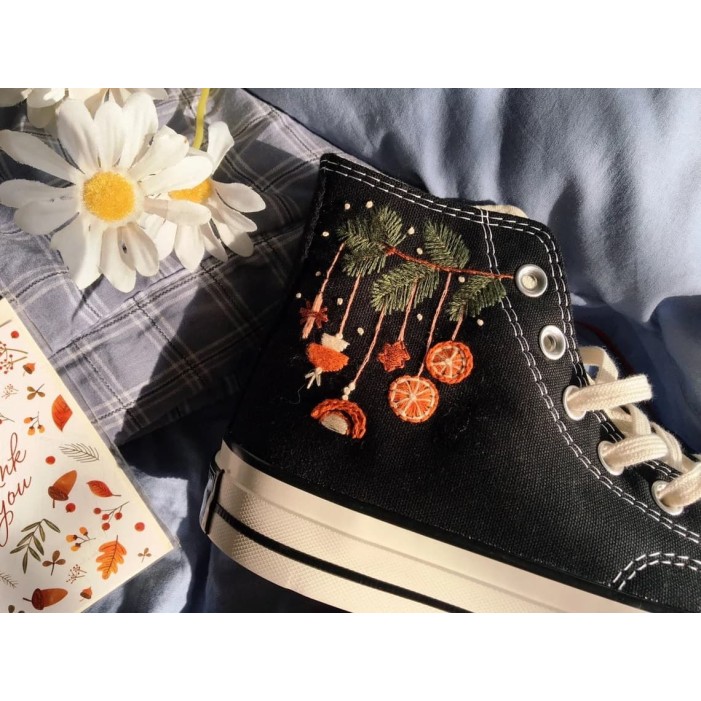 Renkli Çiçek Desenli Özel Nakışlı Siyah Sneaker Renkli Çiçek Desenli Özel Nakışlı Siyah Sneaker