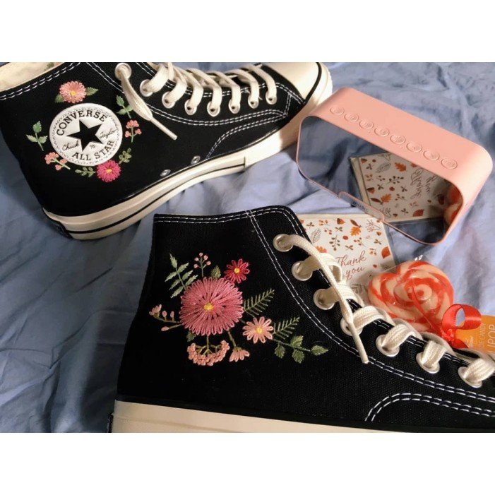 Renkli Çiçek Desenli Özel Nakışlı Siyah Sneaker Renkli Çiçek Desenli Özel Nakışlı Siyah Sneaker