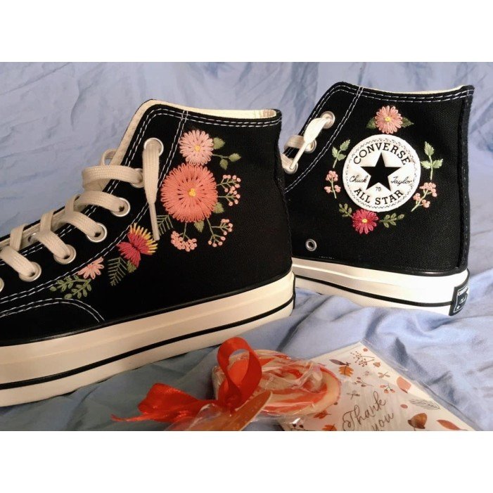 Renkli Çiçek Desenli Özel Nakışlı Siyah Sneaker Renkli Çiçek Desenli Özel Nakışlı Siyah Sneaker