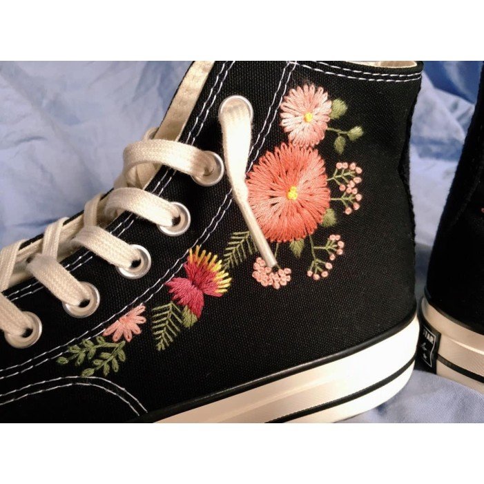 Renkli Çiçek Desenli Özel Nakışlı Siyah Sneaker Renkli Çiçek Desenli Özel Nakışlı Siyah Sneaker