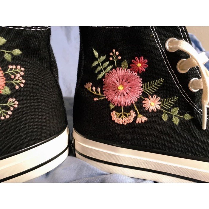 Renkli Çiçek Desenli Özel Nakışlı Siyah Sneaker Renkli Çiçek Desenli Özel Nakışlı Siyah Sneaker