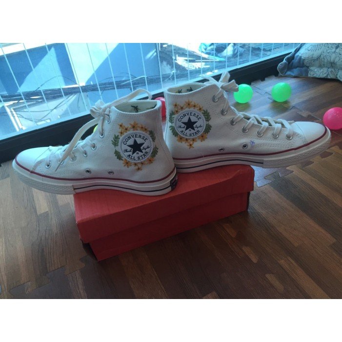 Renkli Çiçek Desenli Özel Nakışlı Beyaz Sneaker Renkli Çiçek Desenli Özel Nakışlı Beyaz Sneaker