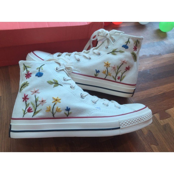 Renkli Çiçek Desenli Özel Nakışlı Beyaz Sneaker Renkli Çiçek Desenli Özel Nakışlı Beyaz Sneaker