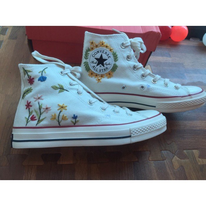 Renkli Çiçek Desenli Özel Nakışlı Beyaz Sneaker Renkli Çiçek Desenli Özel Nakışlı Beyaz Sneaker