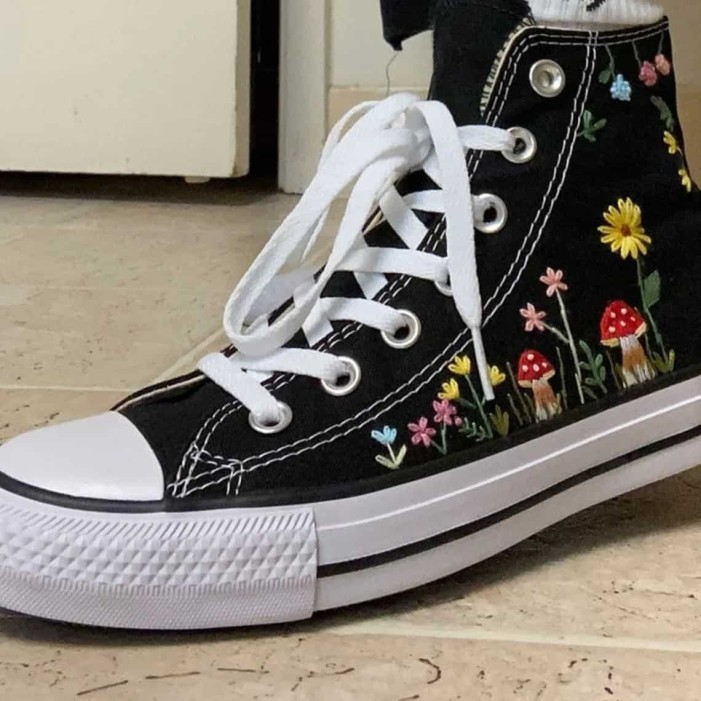 Renkli Çiçek Desenli Özel Nakışlı Siyah Sneaker Renkli Çiçek Desenli Özel Nakışlı Siyah Sneaker