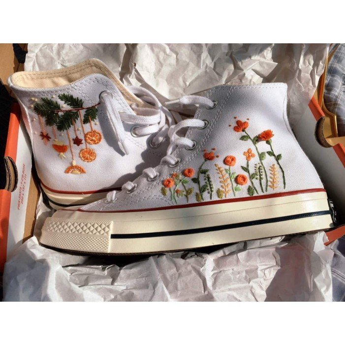 Renkli Çiçek Desenli Özel Nakışlı Beyaz Sneaker Renkli Çiçek Desenli Özel Nakışlı Beyaz Sneaker