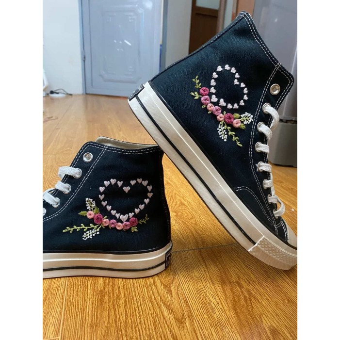 Renkli Çiçek Desenli Özel Nakışlı Siyah Sneaker Renkli Çiçek Desenli Özel Nakışlı Siyah Sneaker
