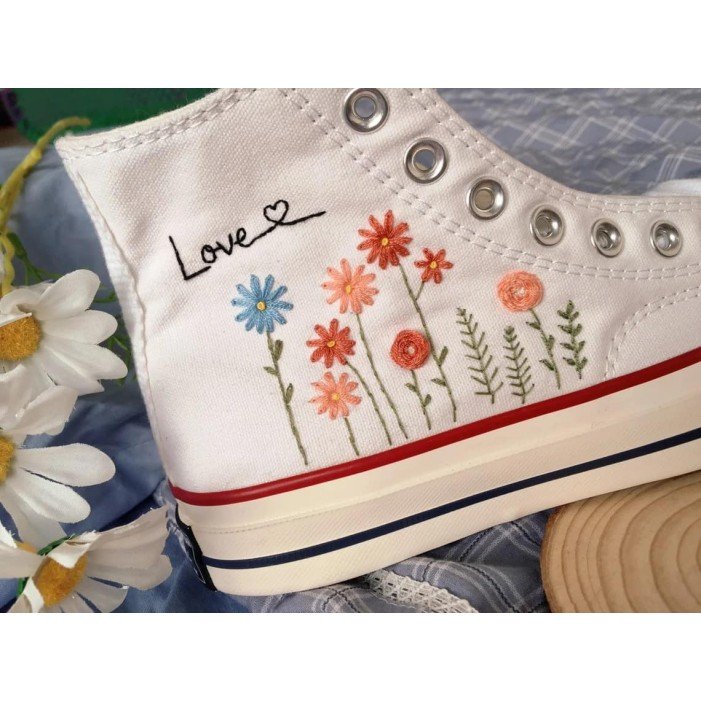 Renkli Çiçek Desenli Özel Nakışlı Beyaz Sneaker Renkli Çiçek Desenli Özel Nakışlı Beyaz Sneaker
