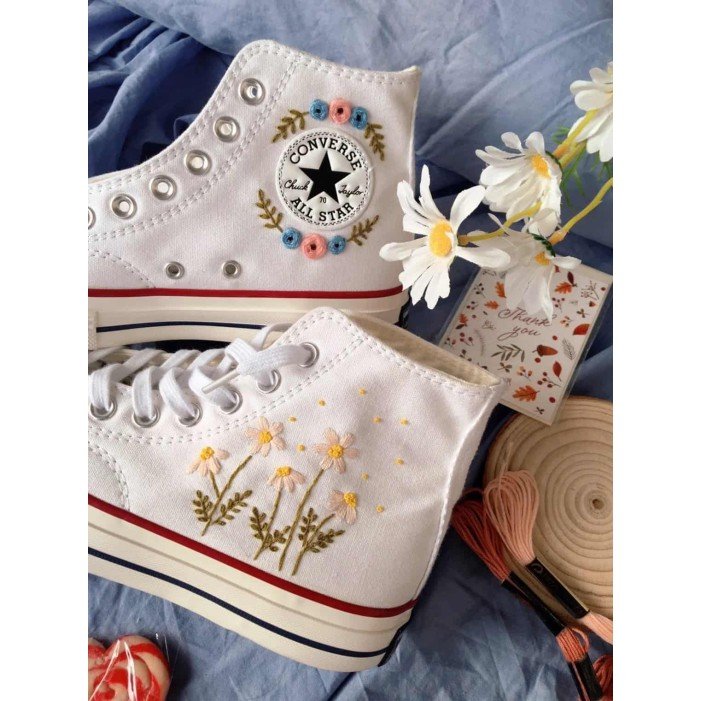 Renkli Çiçek Desenli Özel Nakışlı Beyaz Sneaker Renkli Çiçek Desenli Özel Nakışlı Beyaz Sneaker