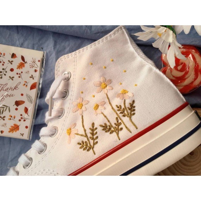 Renkli Çiçek Desenli Özel Nakışlı Beyaz Sneaker Renkli Çiçek Desenli Özel Nakışlı Beyaz Sneaker