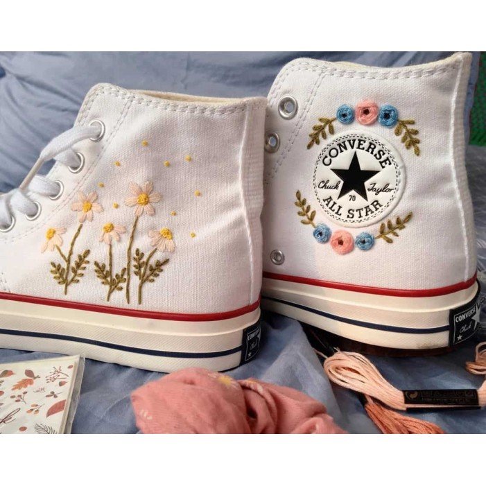 Renkli Çiçek Desenli Özel Nakışlı Beyaz Sneaker Renkli Çiçek Desenli Özel Nakışlı Beyaz Sneaker
