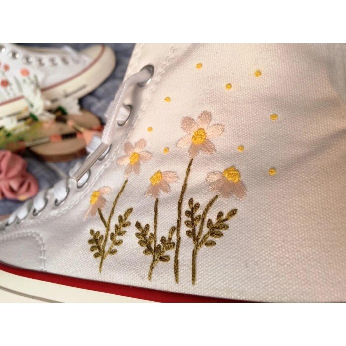 Renkli Çiçek Desenli Özel Nakışlı Beyaz Sneaker Renkli Çiçek Desenli Özel Nakışlı Beyaz Sneaker