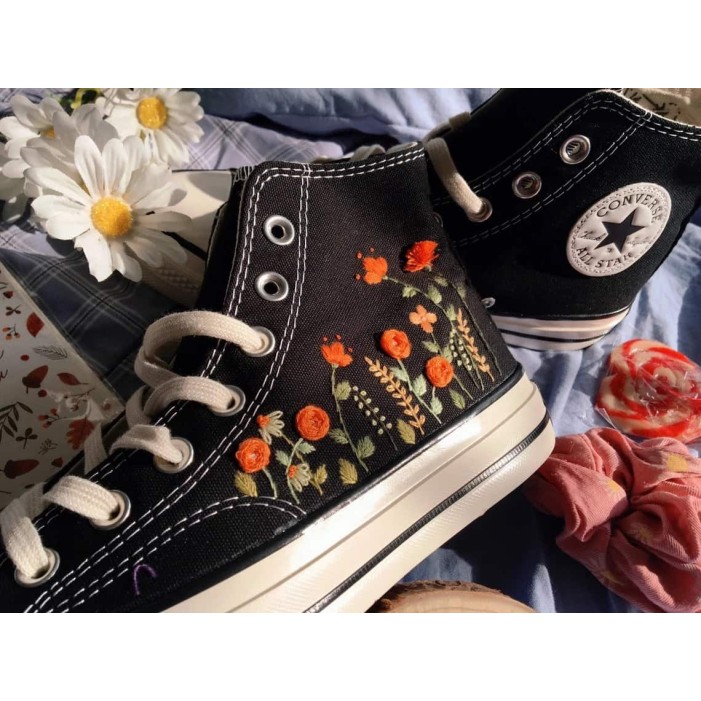 Renkli Çiçek Desenli Özel Nakışlı Siyah Sneaker Renkli Çiçek Desenli Özel Nakışlı Siyah Sneaker