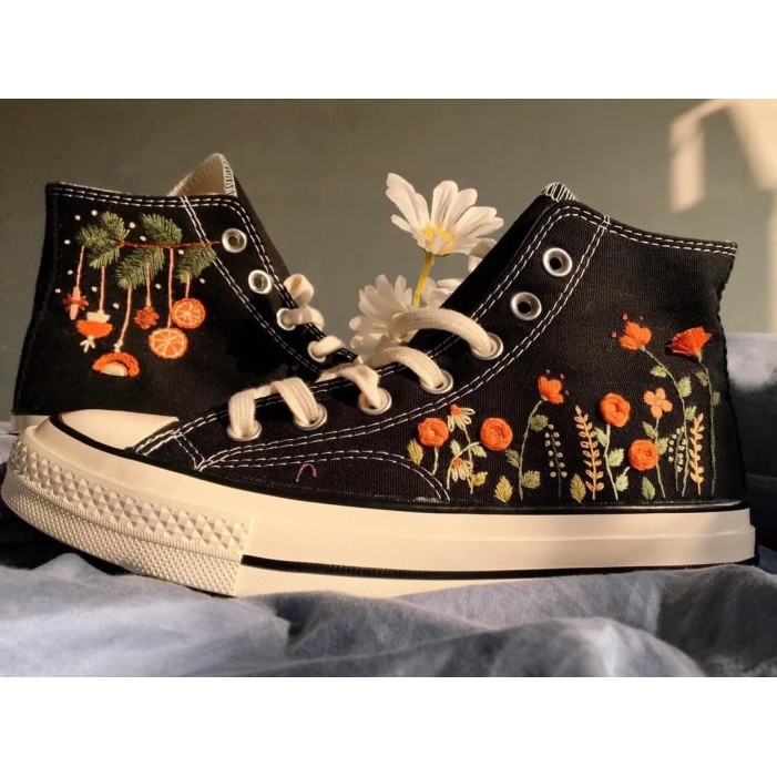 Renkli Çiçek Desenli Özel Nakışlı Siyah Sneaker Renkli Çiçek Desenli Özel Nakışlı Siyah Sneaker