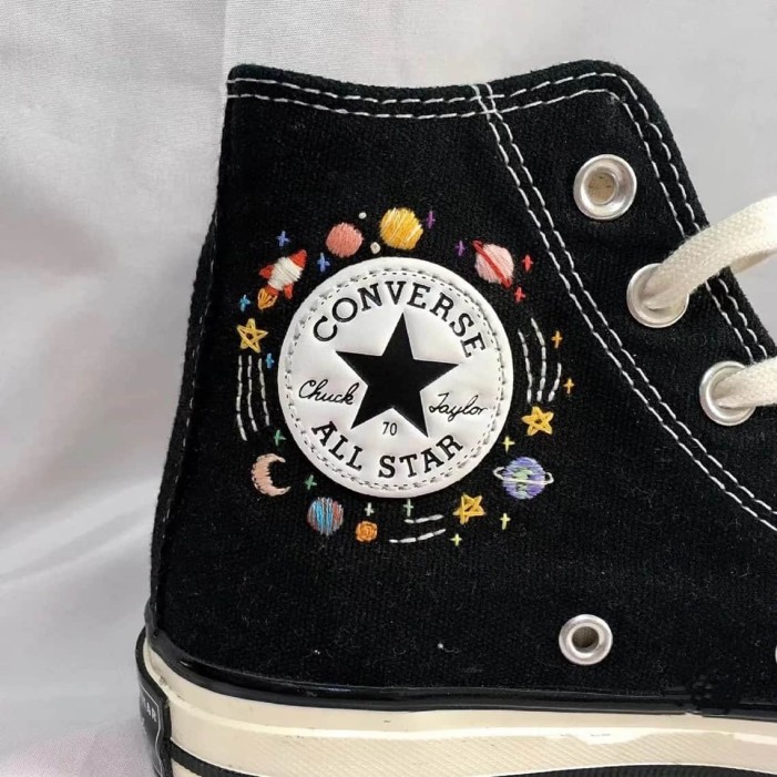 Renkli Çiçek Desenli Özel Nakışlı Siyah Sneaker Renkli Çiçek Desenli Özel Nakışlı Siyah Sneaker