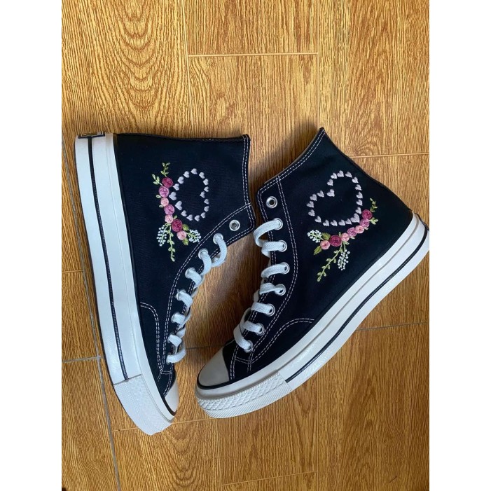 Renkli Çiçek Desenli Özel Nakışlı Siyah Sneaker Renkli Çiçek Desenli Özel Nakışlı Siyah Sneaker