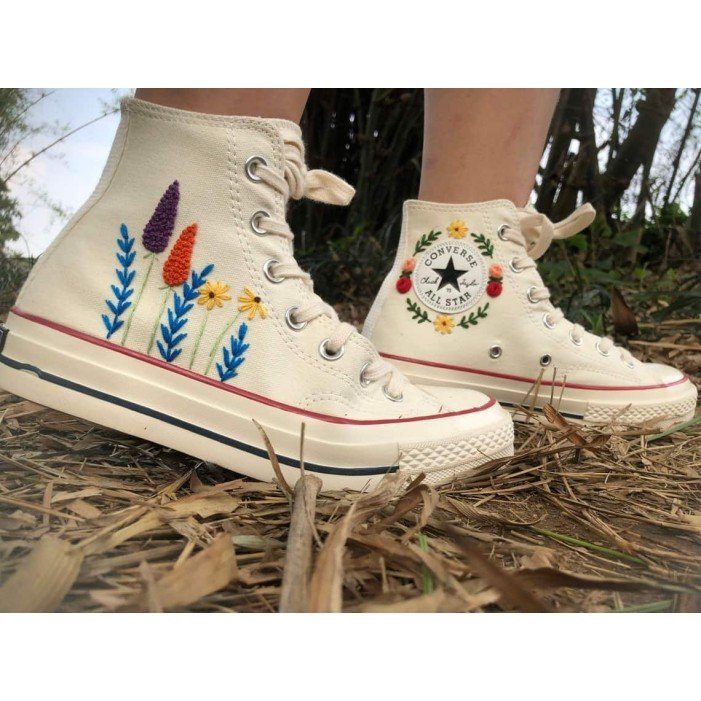 Renkli Çiçek Desenli Özel Nakışlı Beyaz Sneaker Renkli Çiçek Desenli Özel Nakışlı Beyaz Sneaker