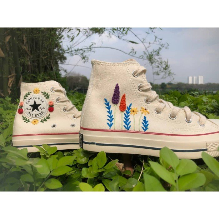 Renkli Çiçek Desenli Özel Nakışlı Beyaz Sneaker Renkli Çiçek Desenli Özel Nakışlı Beyaz Sneaker