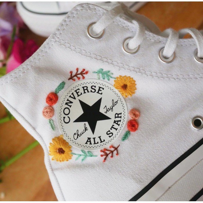 Renkli Çiçek Desenli Özel Nakışlı Beyaz Sneaker Renkli Çiçek Desenli Özel Nakışlı Beyaz Sneaker