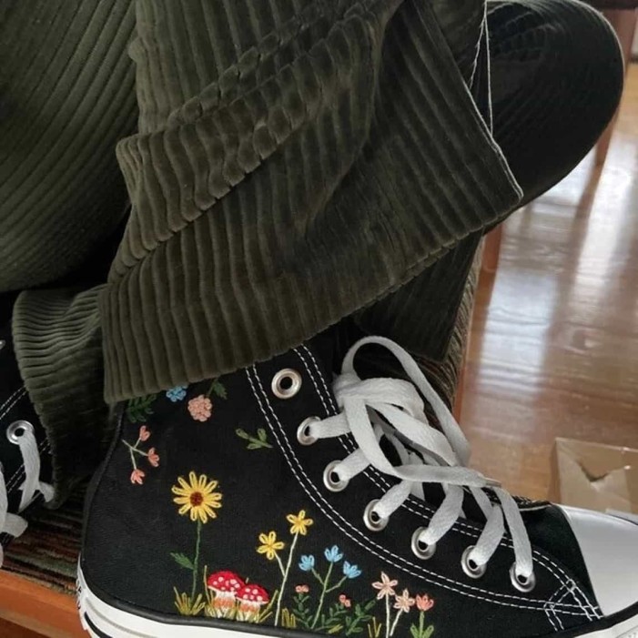 Renkli Çiçek Desenli Özel Nakışlı Siyah Sneaker Renkli Çiçek Desenli Özel Nakışlı Siyah Sneaker