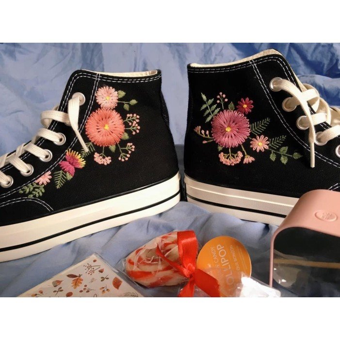 Renkli Çiçek Desenli Özel Nakışlı Siyah Sneaker Renkli Çiçek Desenli Özel Nakışlı Siyah Sneaker