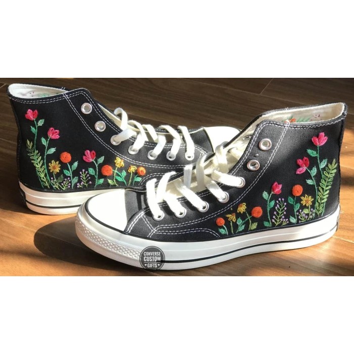 Renkli Çiçek Desenli Özel Nakışlı Siyah Sneaker Renkli Çiçek Desenli Özel Nakışlı Siyah Sneaker