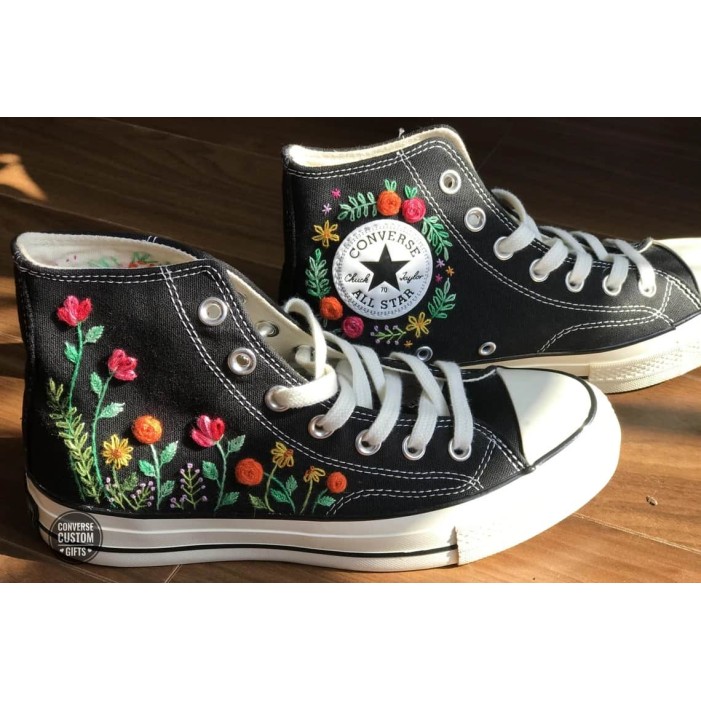 Renkli Çiçek Desenli Özel Nakışlı Siyah Sneaker Renkli Çiçek Desenli Özel Nakışlı Siyah Sneaker