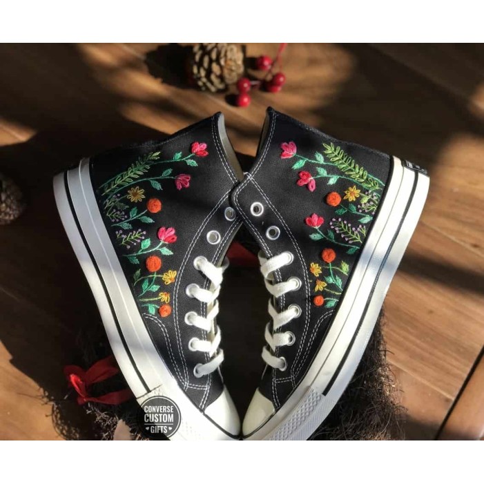 Renkli Çiçek Desenli Özel Nakışlı Siyah Sneaker Renkli Çiçek Desenli Özel Nakışlı Siyah Sneaker