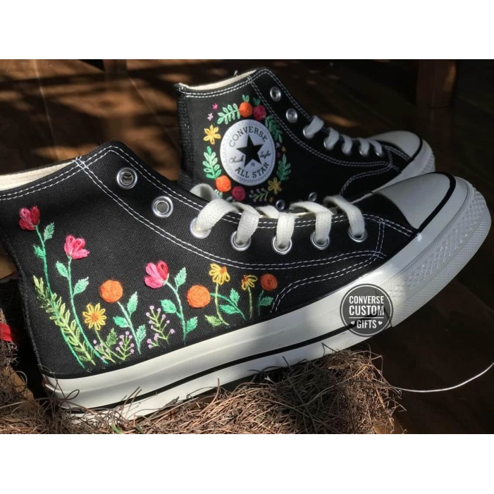 Renkli Çiçek Desenli Özel Nakışlı Siyah Sneaker Renkli Çiçek Desenli Özel Nakışlı Siyah Sneaker