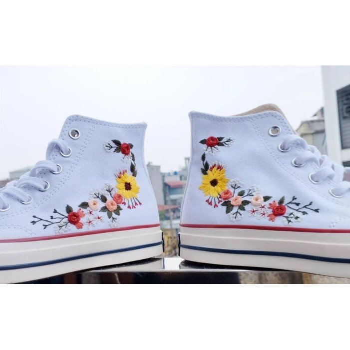 Renkli Çiçek Desenli Özel Nakışlı Beyaz Sneaker Renkli Çiçek Desenli Özel Nakışlı Beyaz Sneaker