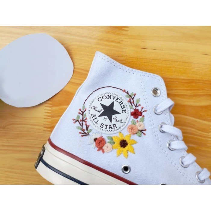 Renkli Çiçek Desenli Özel Nakışlı Beyaz Sneaker Renkli Çiçek Desenli Özel Nakışlı Beyaz Sneaker
