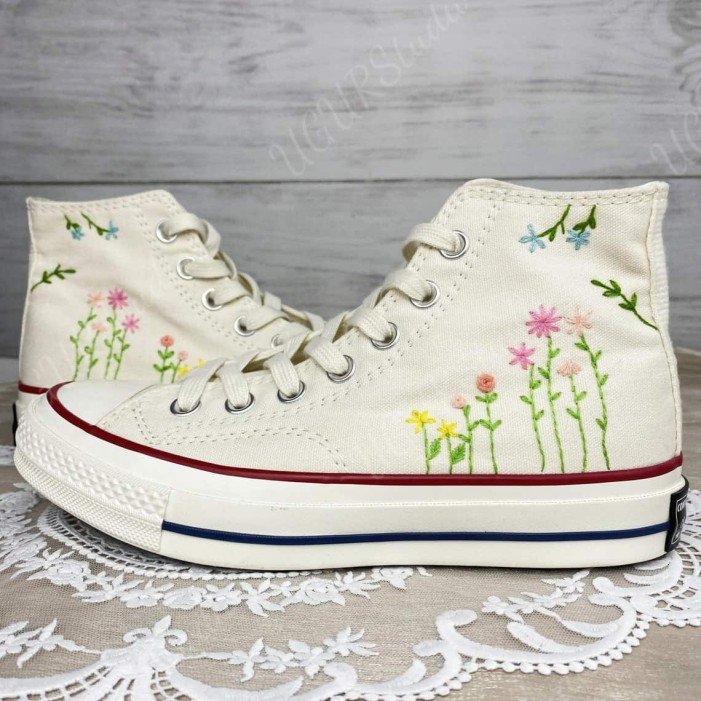 Renkli Çiçek Desenli Özel Nakışlı Beyaz Sneaker Renkli Çiçek Desenli Özel Nakışlı Beyaz Sneaker