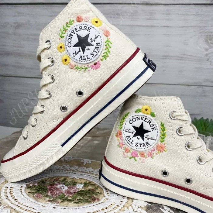 Renkli Çiçek Desenli Özel Nakışlı Beyaz Sneaker Renkli Çiçek Desenli Özel Nakışlı Beyaz Sneaker
