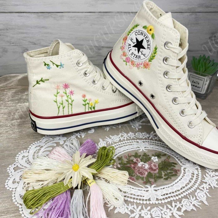 Renkli Çiçek Desenli Özel Nakışlı Beyaz Sneaker Renkli Çiçek Desenli Özel Nakışlı Beyaz Sneaker