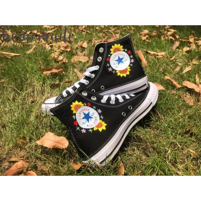 Renkli Çiçek Desenli Özel Nakışlı Siyah Sneaker Renkli Çiçek Desenli Özel Nakışlı Siyah Sneaker