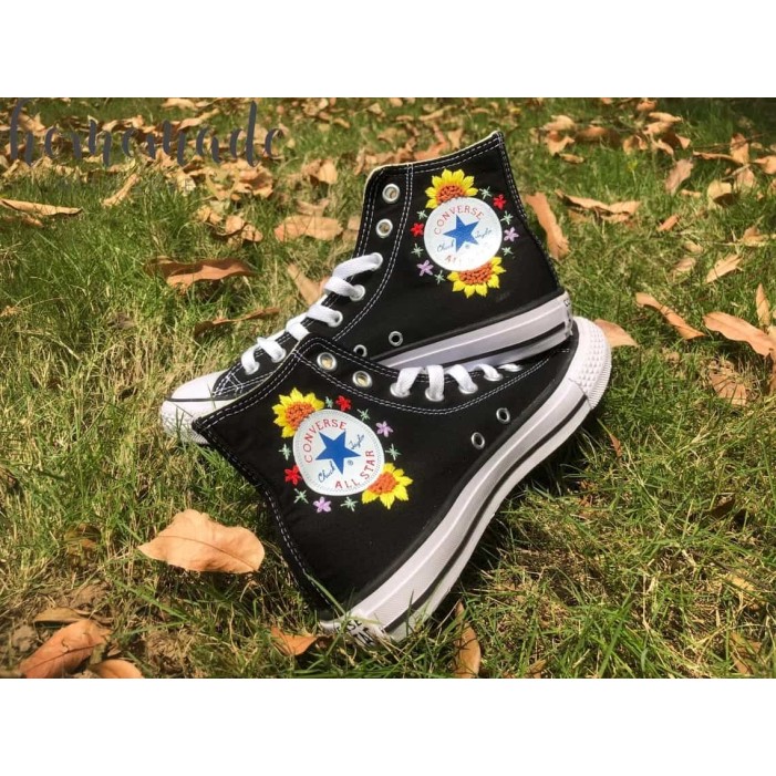 Renkli Çiçek Desenli Özel Nakışlı Siyah Sneaker Renkli Çiçek Desenli Özel Nakışlı Siyah Sneaker