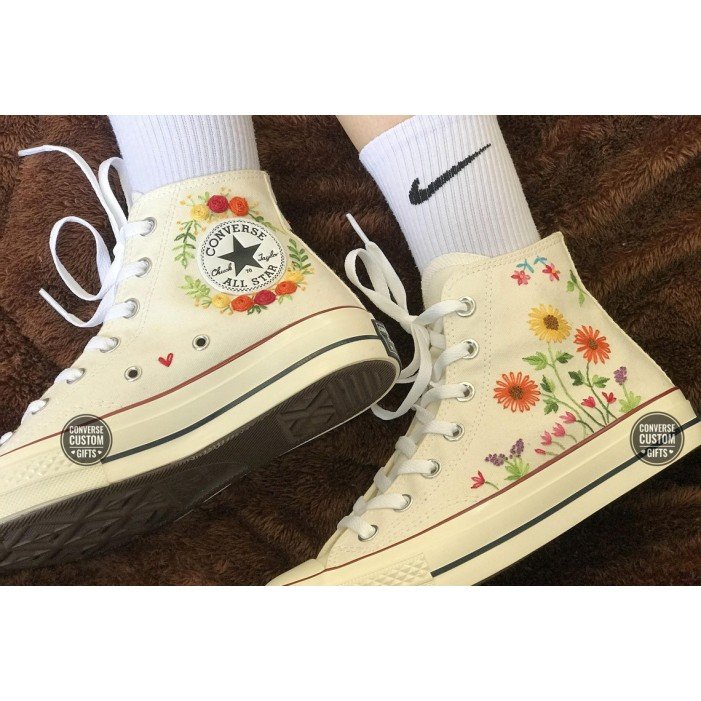 Renkli Çiçek Desenli Özel Nakışlı Beyaz Sneaker Renkli Çiçek Desenli Özel Nakışlı Beyaz Sneaker