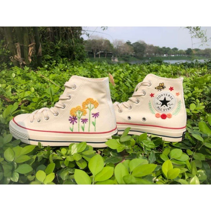 Renkli Çiçek Desenli Özel Nakışlı Beyaz Sneaker Renkli Çiçek Desenli Özel Nakışlı Beyaz Sneaker
