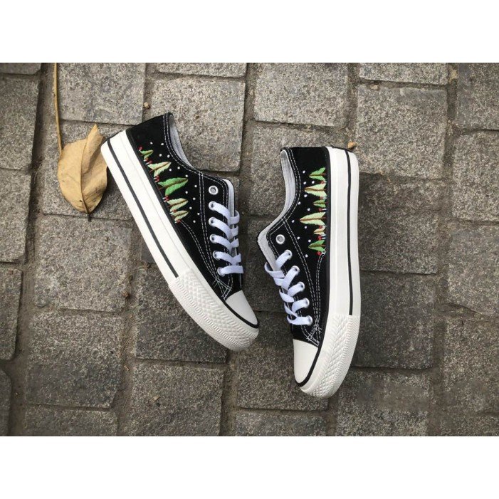 Renkli Çiçek Desenli Özel Nakışlı Siyah Sneaker Renkli Çiçek Desenli Özel Nakışlı Siyah Sneaker