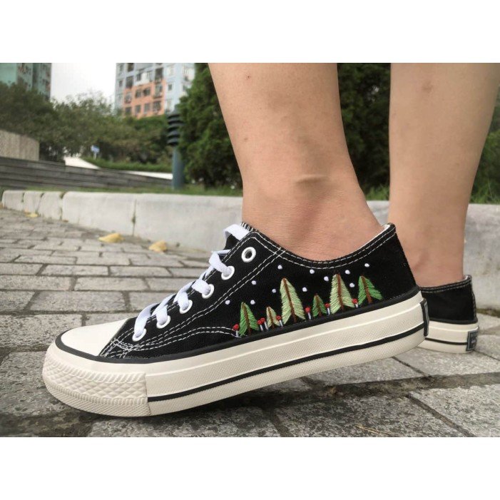 Renkli Çiçek Desenli Özel Nakışlı Siyah Sneaker Renkli Çiçek Desenli Özel Nakışlı Siyah Sneaker