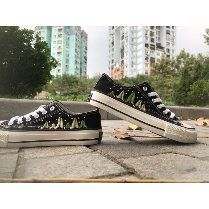 Renkli Çiçek Desenli Özel Nakışlı Siyah Sneaker Renkli Çiçek Desenli Özel Nakışlı Siyah Sneaker